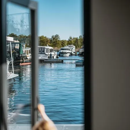 Floatinghouses 펜션 자흐데니크