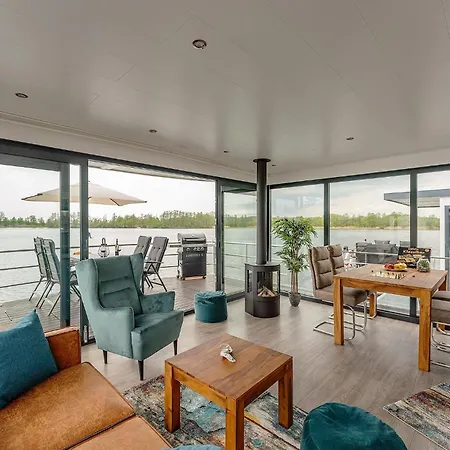 Floatinghouses 펜션 자흐데니크