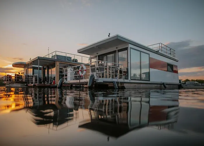 Floatinghouses Nyaraló *