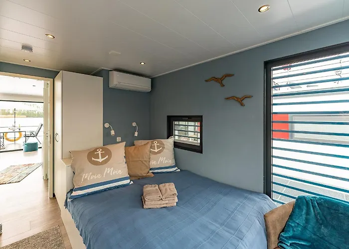 Floatinghouses Nyaraló *